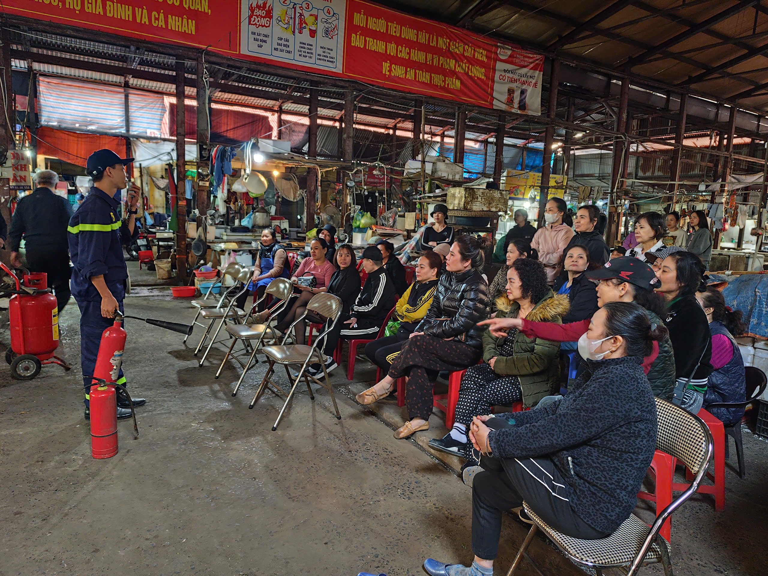 Phòng Cảnh sát PCCC và CNCH: Tuyên truyền kiến thức, kỹ năng phòng cháy chữa cháy và cứu nạn cứu hộ tại Chợ Đôn Niệm